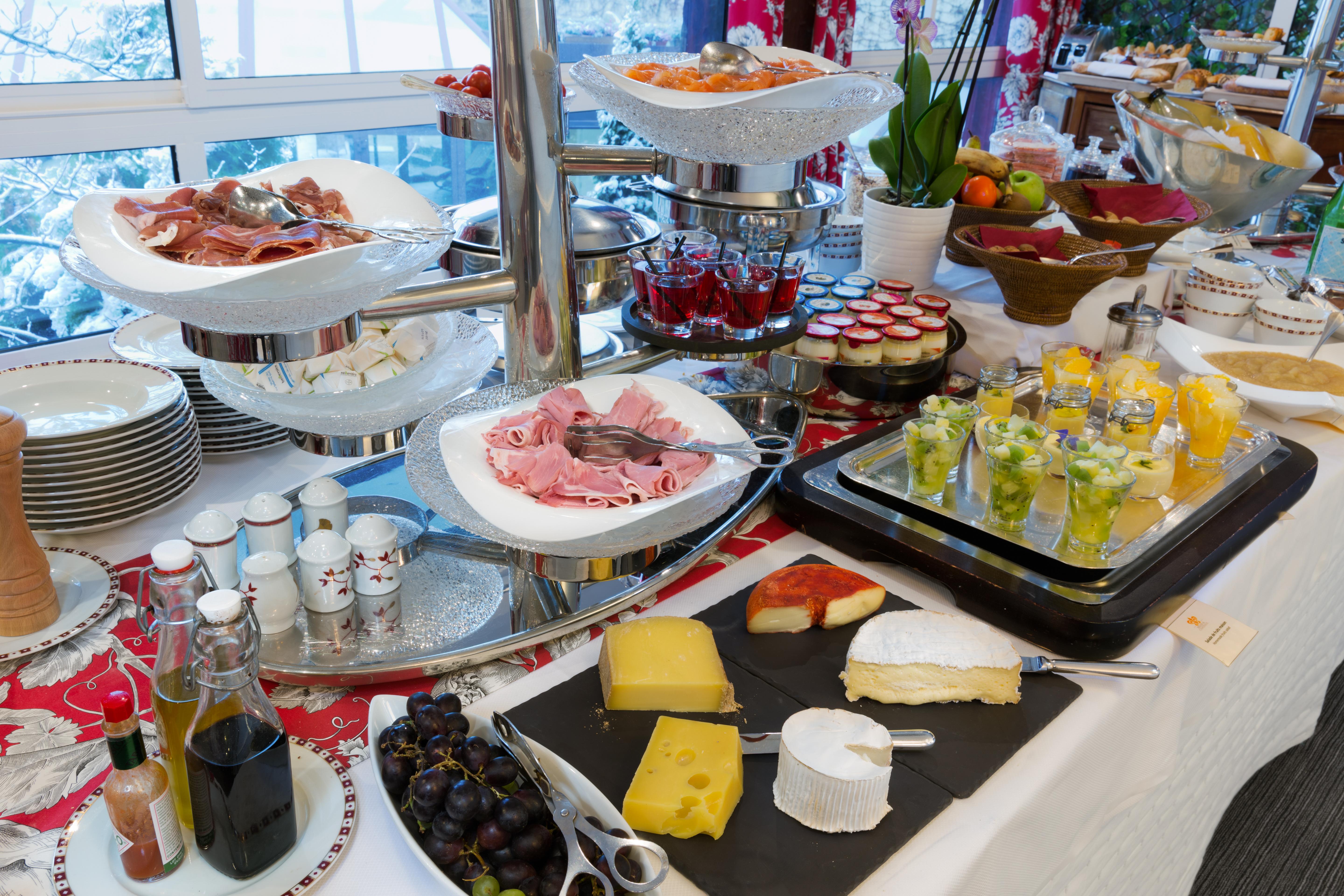 Hostellerie Briqueterie & Spa Champagne 비나이 외부 사진 A buffet