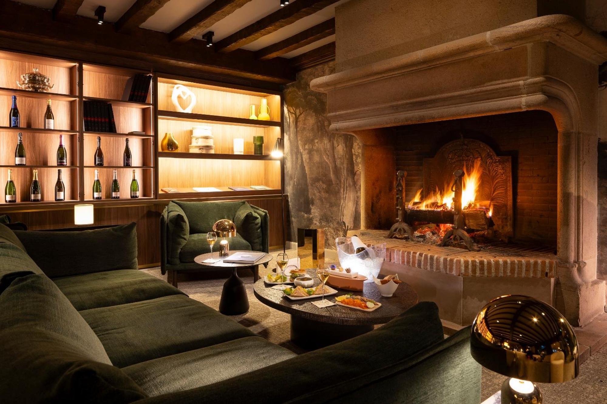 Hostellerie Briqueterie & Spa Champagne 비나이 외부 사진 The fireplace at the bar