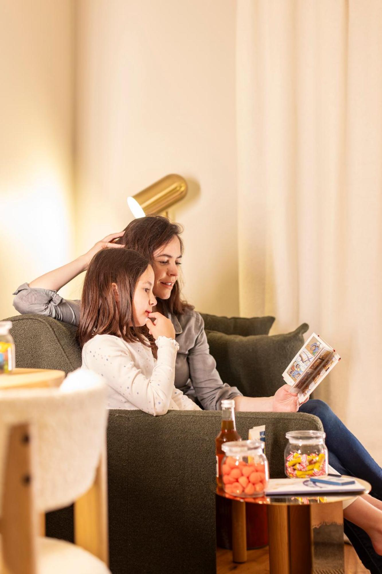 Hostellerie Briqueterie & Spa Champagne 비나이 외부 사진 A mother and daughter looking at a photo album together