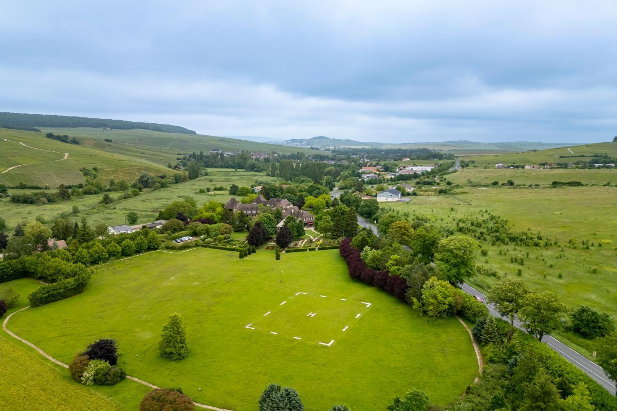 Hostellerie Briqueterie & Spa Champagne 비나이 외부 사진 Aerial view of the village