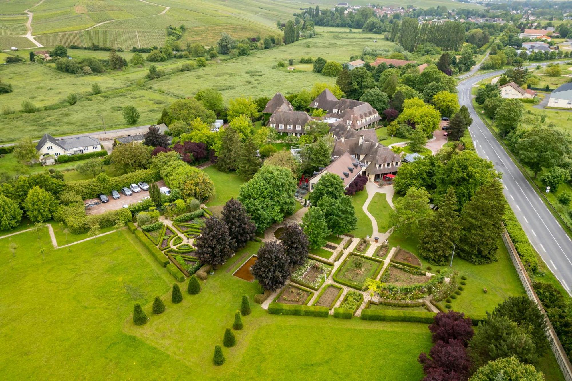 Hostellerie Briqueterie & Spa Champagne 비나이 외부 사진 Aerial view of the gardens