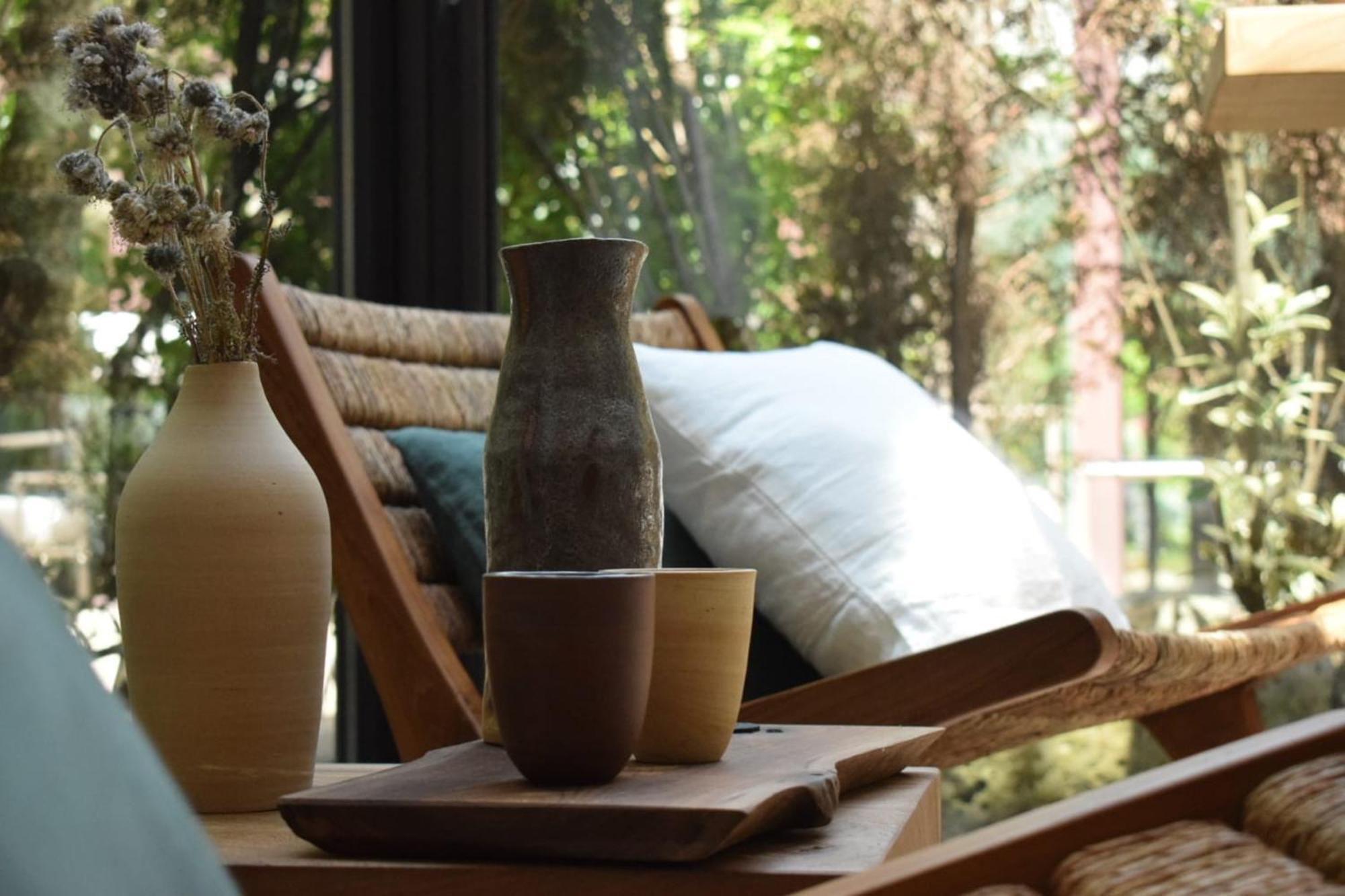 Hostellerie Briqueterie & Spa Champagne 비나이 외부 사진 A set of ceramic vases
