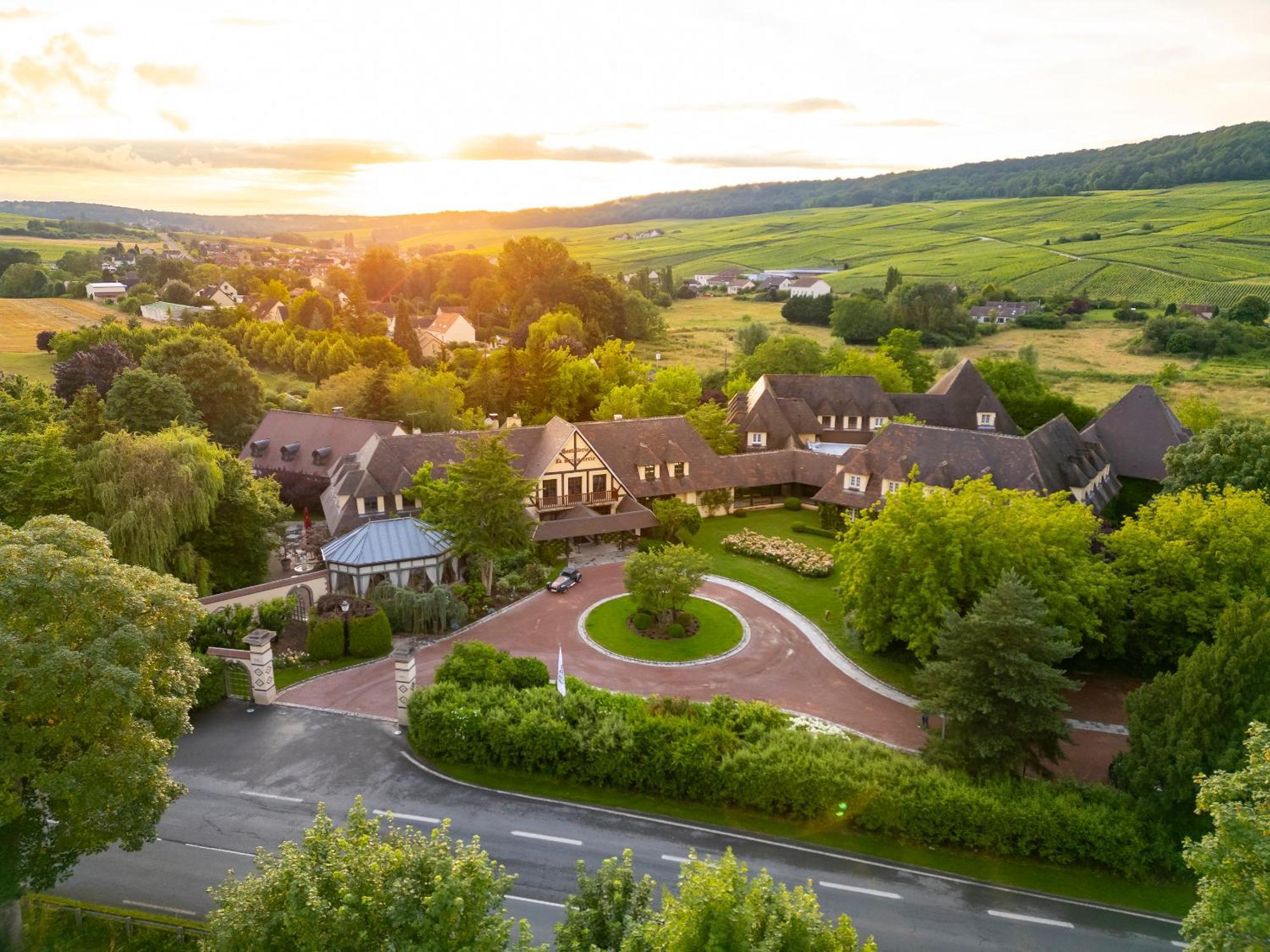 Hostellerie Briqueterie & Spa Champagne 비나이 외부 사진 Aerial view of the hotel